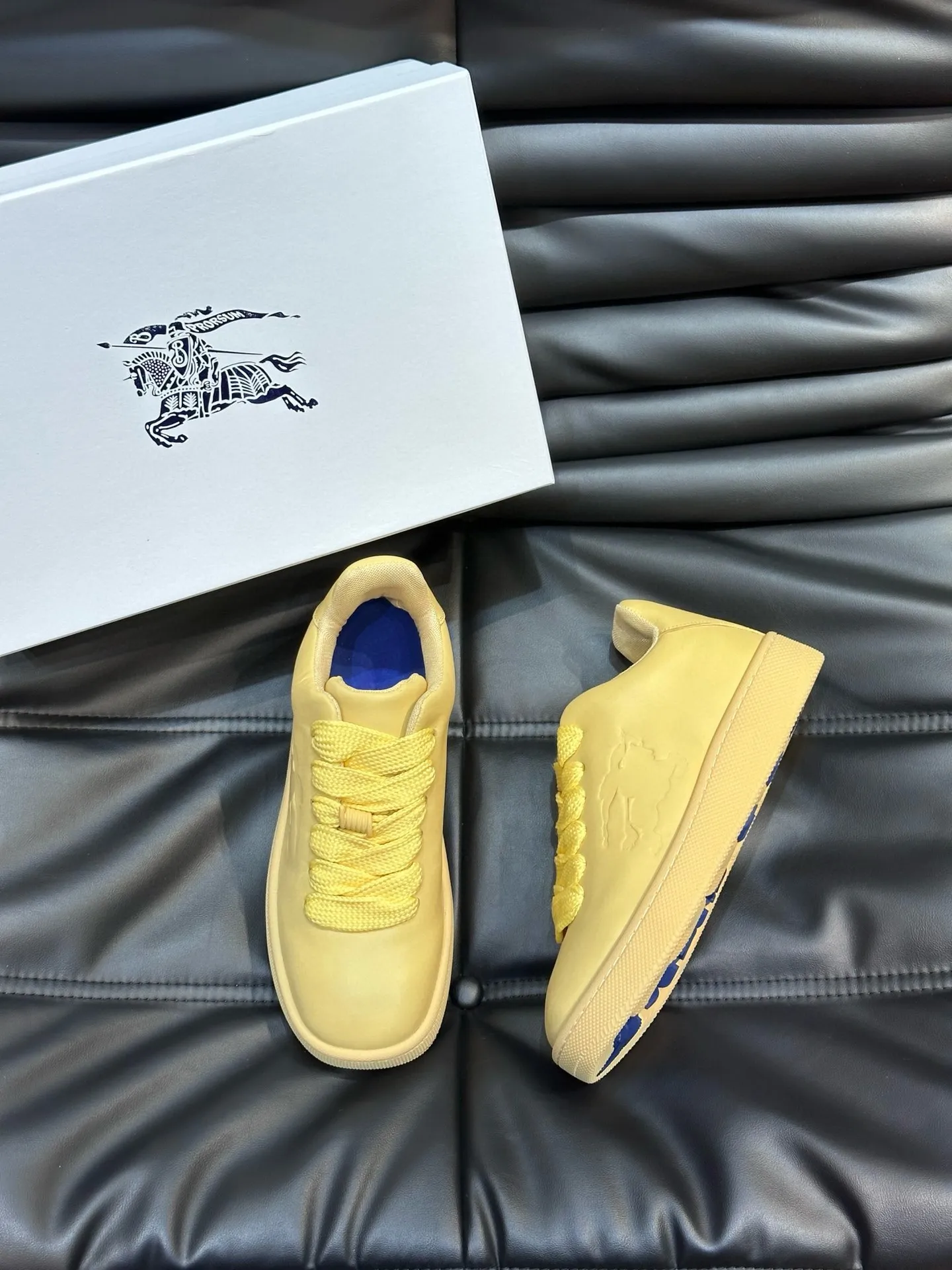 Factory price: 500💰Burberry Box series👫Thick-soled casual sports shoes for couples, cool sneakers and bread shoes, purchased and developed from the original version, the top version of the Box series sports shoes, made of original plaid/knitted fabric, embellished with embossed Equestrian Knight logo (EKD). Made of mesh lining, the laces are decorated with metal coils, the rubber sole is decorated with the Burberry letter logo, and the original molded 3.5CM two-color T men's shoe 💰U outsole! Code number: 35-45 (35-45 customized)